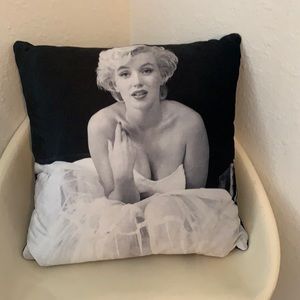 Decorative Pillow- Marilyn Monroe 🖤